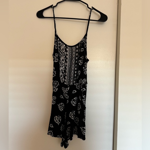 Beautiful summer romper size small - Picture 2 of 3